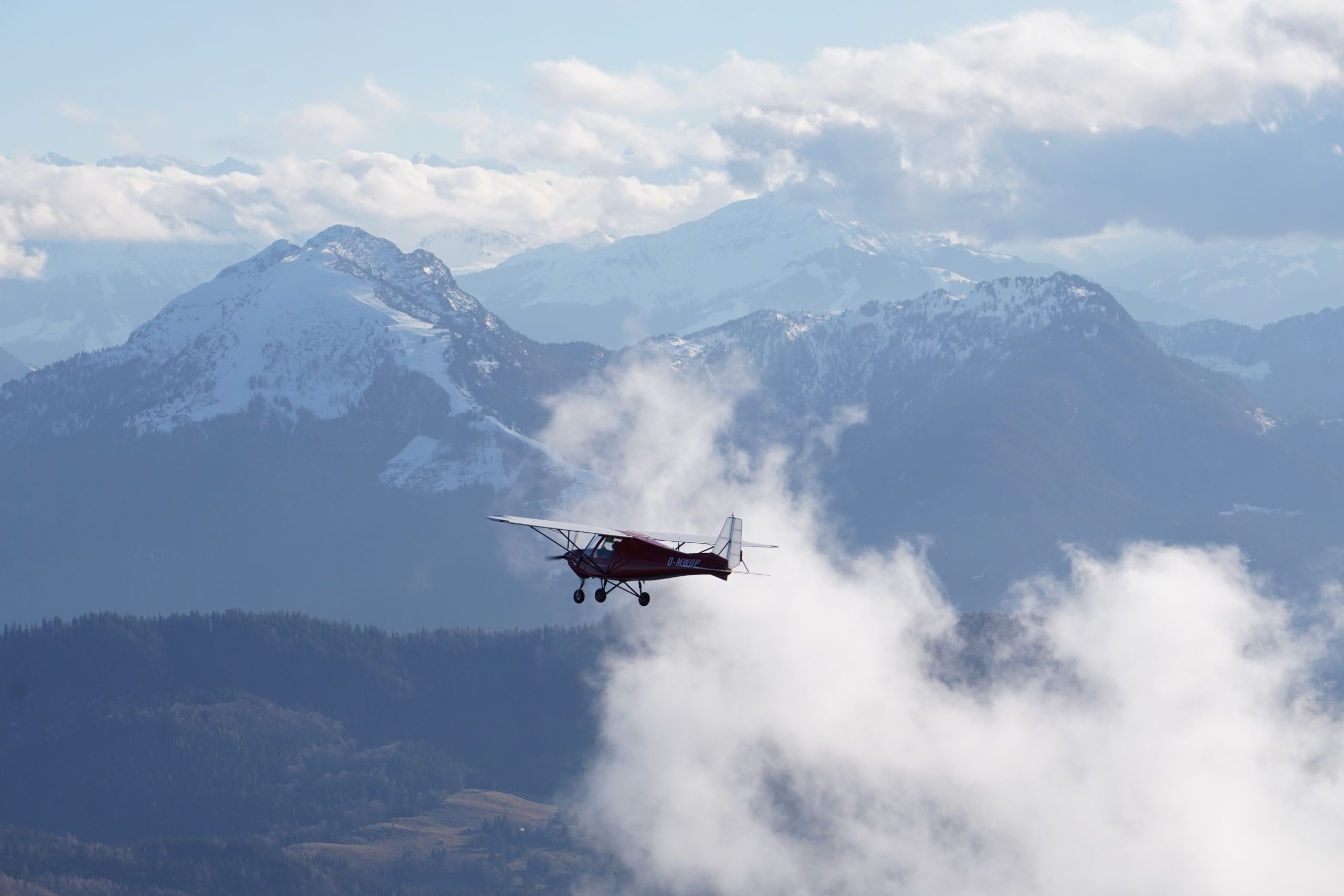 C42 vor Wolken und Bergen