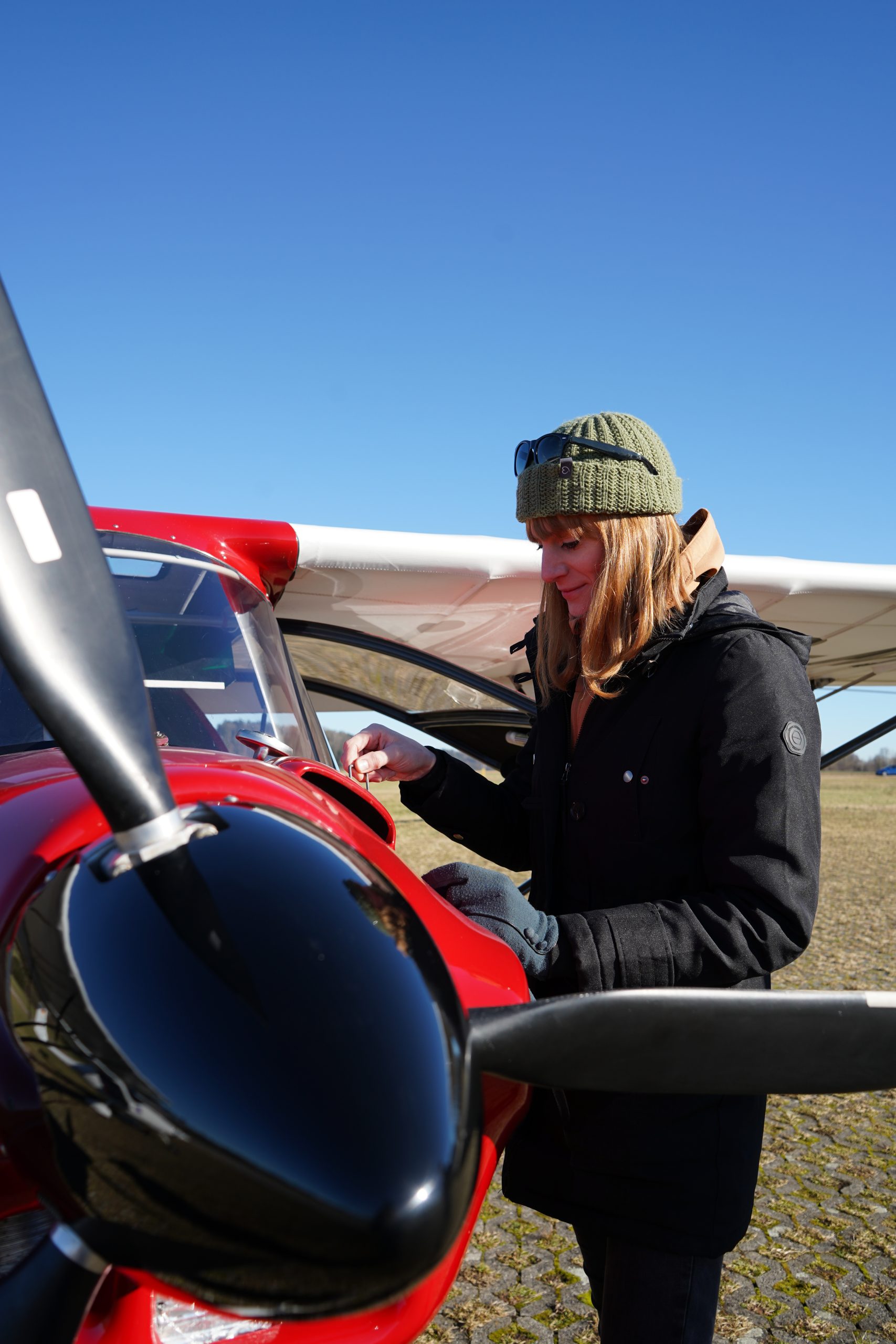 Vorflugcheck am Ultraleicht Flugzeug