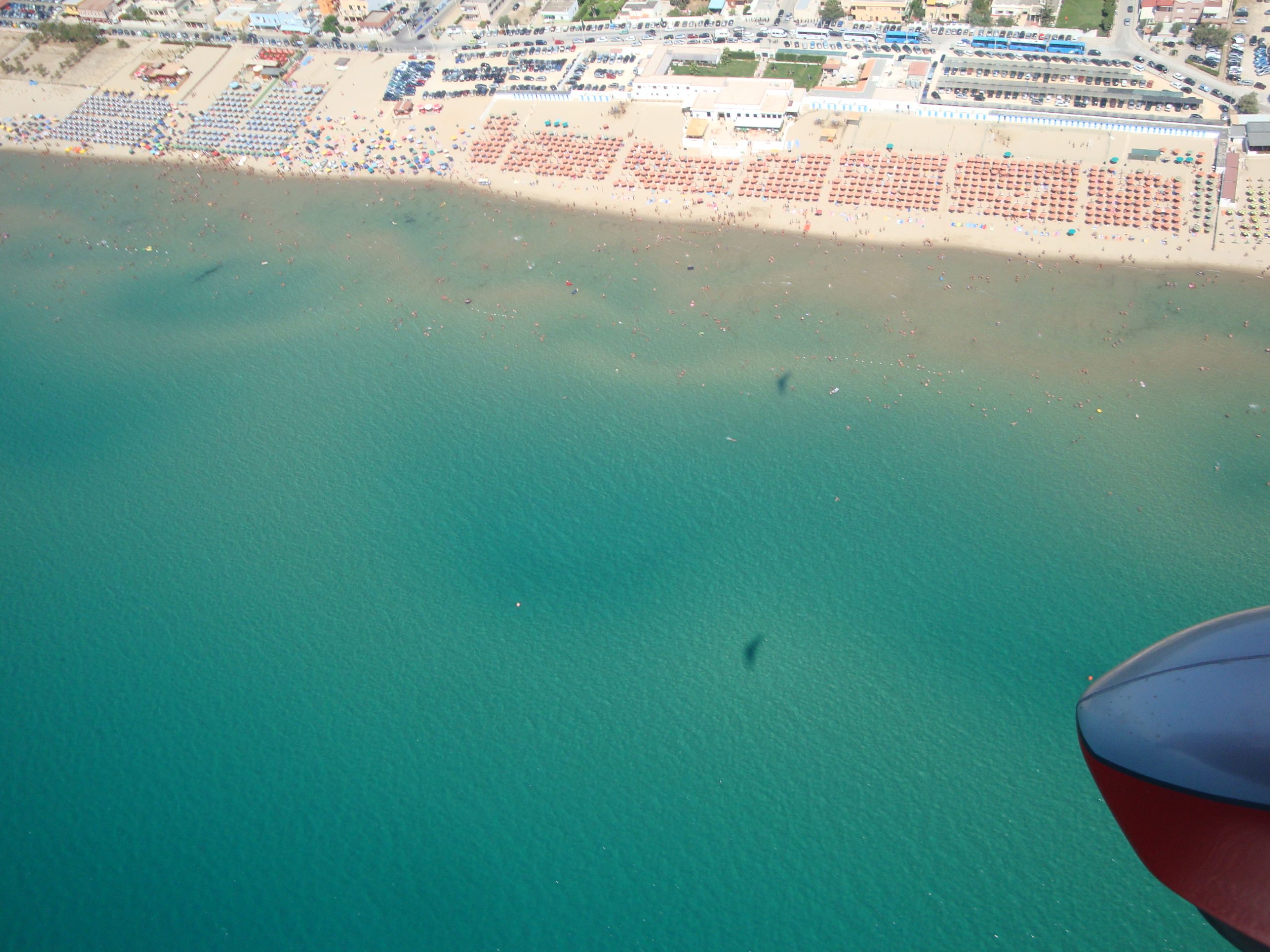 Flug mit zwei Trikes über dem Meer an der Küste von Apulien
