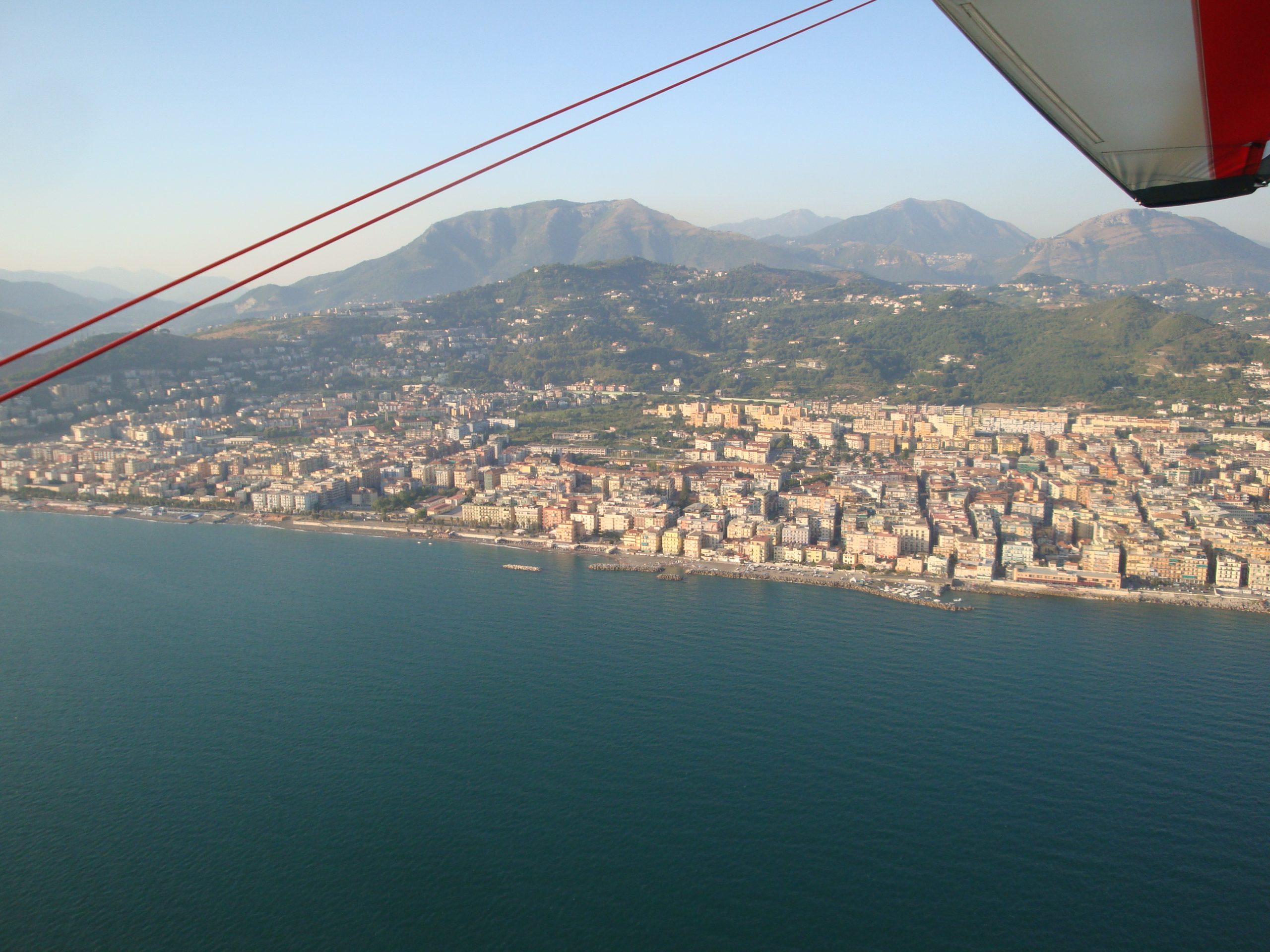 Trike Flug vor der Küste von Italien