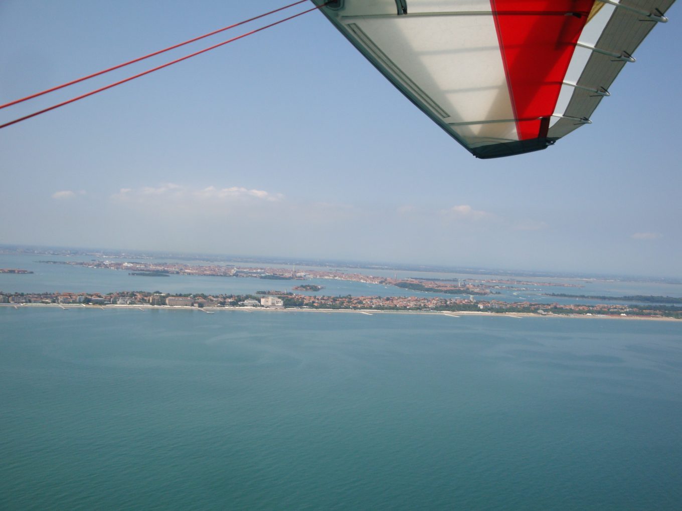 Vorbeiflug an Venedig mit dem Trike - Blick auf Lido